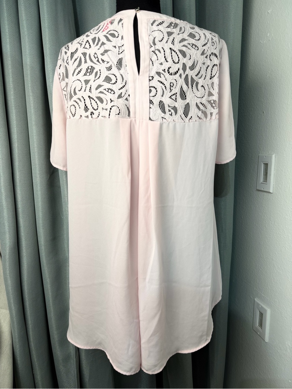 Vince Camuto Blush Pink Blouse Sz M High low hem lace shoulder insert